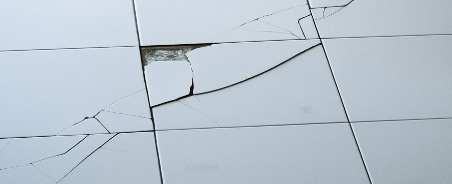 磁磚膨拱不只影響美觀！常見原因與修繕建議一次看